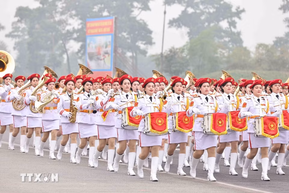 Khối nữ quân nhạc tham gia hợp luyện. (Ảnh: Minh Đức/TTXVN)