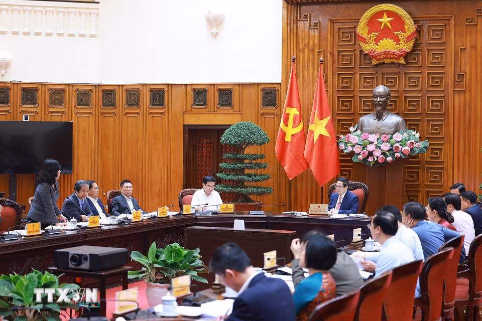 Thủ tướng Phạm Minh Chính chủ trì cuộc họp với với Bộ Giáo dục và Đào tạo; Bộ Y tế. (Ảnh: Dương Giang/TTXVN)