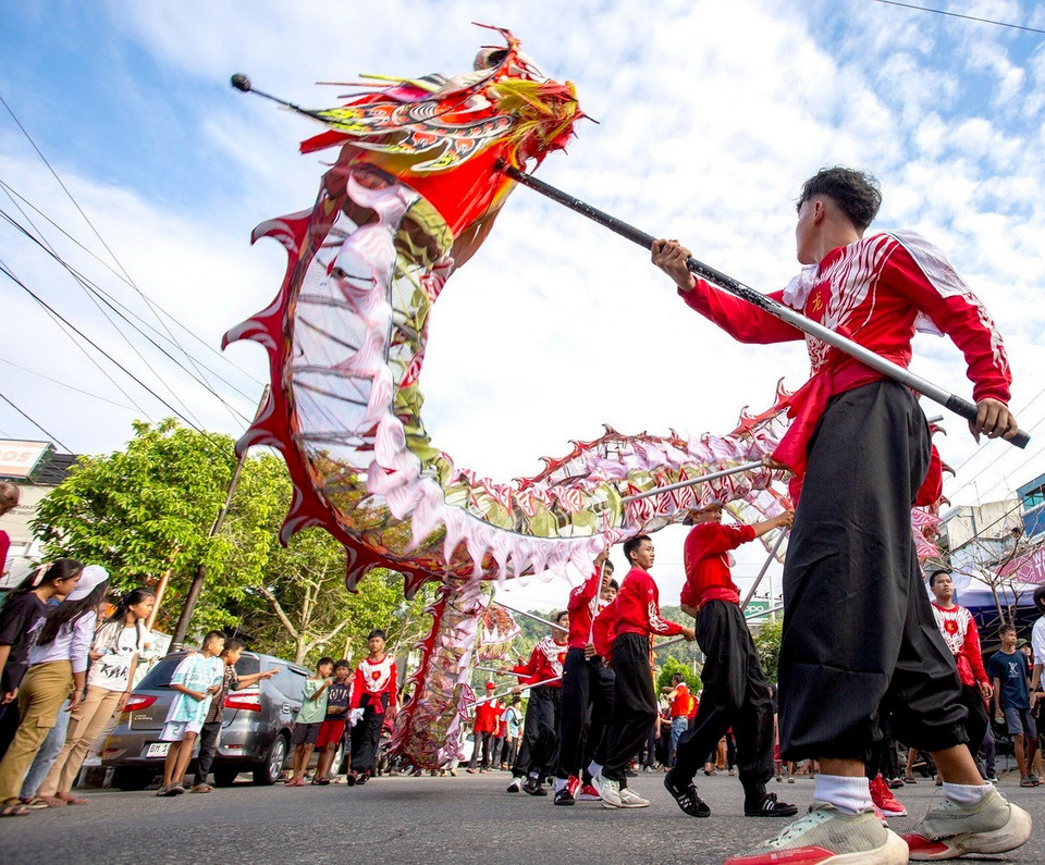 Múa rồng đón Năm mới 2025 tại Padang, tỉnh Tây Sumatra, Indonesia, ngày 31/12/2024. (Ảnh: THX/TTXVN)