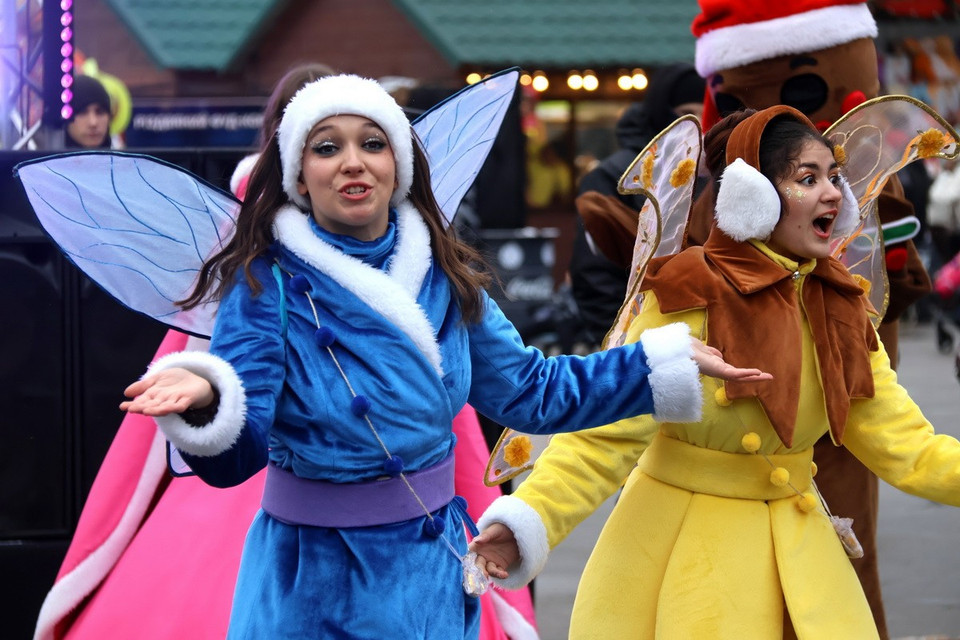 Biểu diễn nghệ thuật để chào đón Năm mới 2025 tại Kiev, Ukraine. (Ảnh: THX/TTXVN)