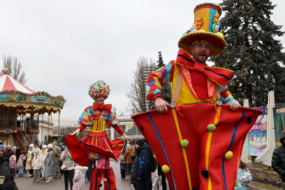 Biểu diễn nghệ thuật để chào đón Năm mới tại Kiev, Ukraine. (Ảnh: THX/TTXVN)