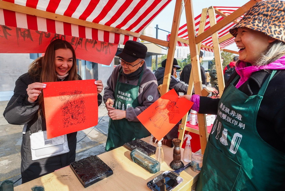 Người dân tại hội chợ Năm mới ở Hàng Châu, tỉnh Chiết Giang, Trung Quốc, ngày 31/12/2024. (Ảnh: THX/TTXVN)