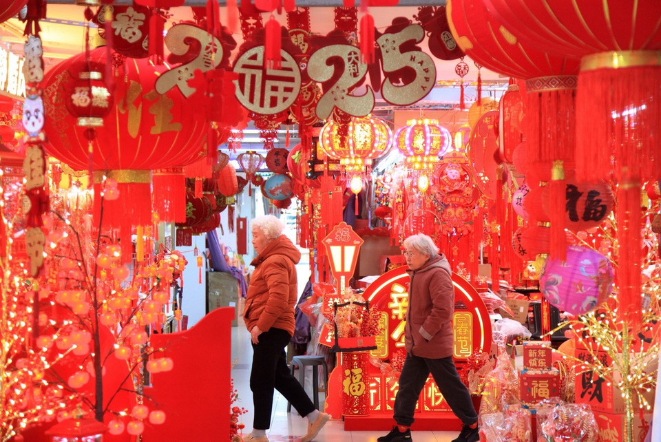 Đồ trang trí đón Năm mới 2025 rực rỡ sắc màu tại một khu chợ ở Nam Kinh, tỉnh Giang Tô, Trung Quốc. (Ảnh: THX/TTXVN)