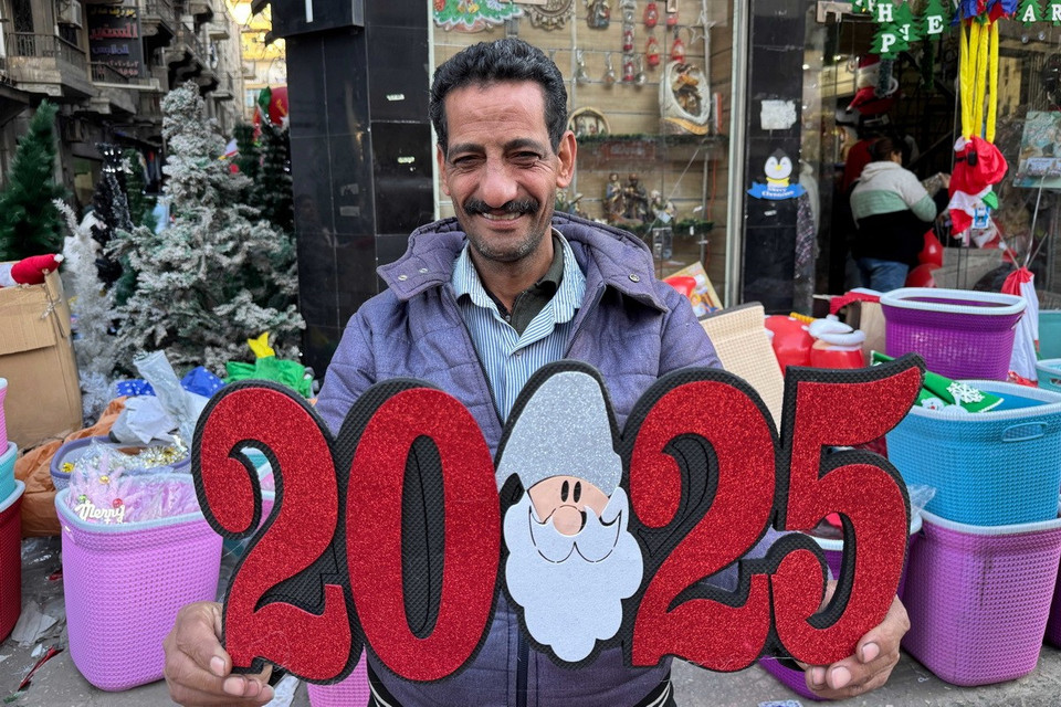 Biểu tượng Năm mới 2025 tại một cửa hàng bán đồ lưu niệm ở Cairo, Ai Cập. (Ảnh: THX/TTXVN)