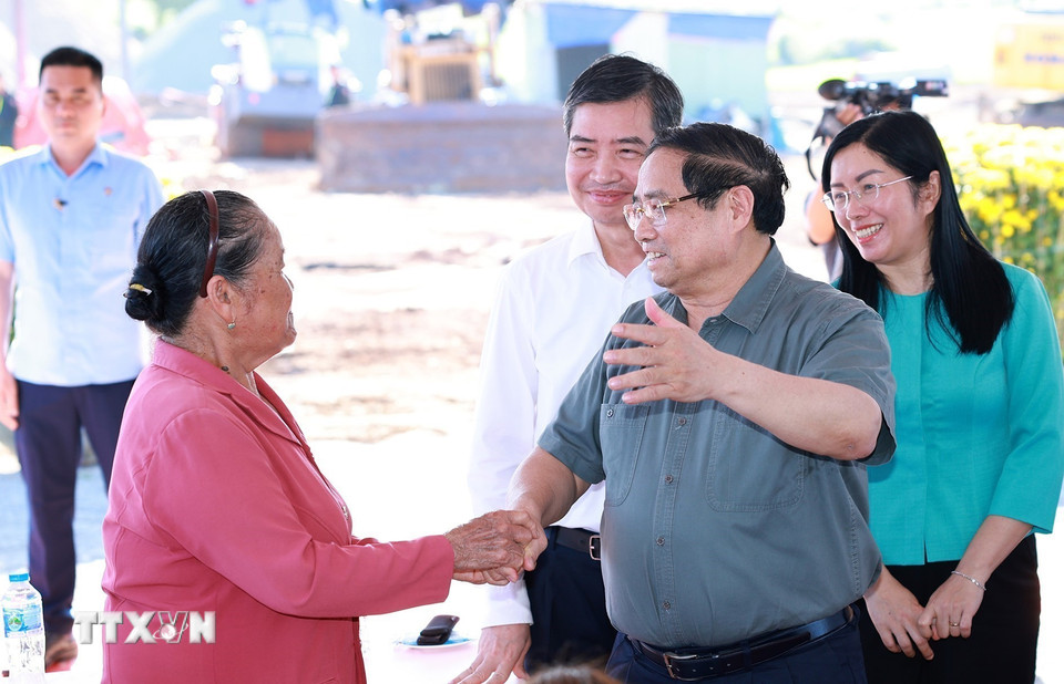 Thủ tướng Phạm Minh Chính thăm, chúc Tết nhân dân Khu Tái định cư xã Tuy An Tây, phía Đông tỉnh Đắk Lắk. (Ảnh: Dương Giang/TTXVN)