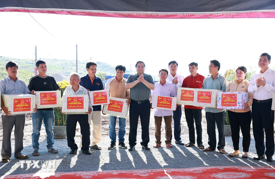 Thủ tướng Phạm Minh Chính tặng quà cho nhân dân Khu Tái định cư xã Tuy An Tây và Tuy An Nam, tỉnh Đắk Lắk. (Ảnh: Dương Giang/TTXVN)