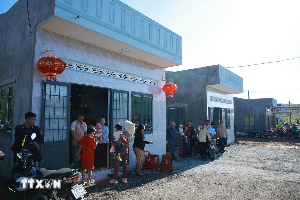 Khu nhà ở Tái định cư trong “Chiến dịch Quang Trung” tại thôn Vĩnh Xuân, xã Tuy An Tây, phía Đông tỉnh Đắk Lắk. (Ảnh: Dương Giang/TTXVN)