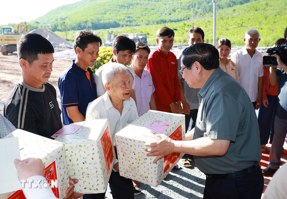 Thủ tướng Phạm Minh Chính tặng quà cho nhân dân Khu Tái định cư xã Tuy An Tây và Tuy An Nam, tỉnh Đắk Lắk. (Ảnh: Dương Giang/TTXVN)