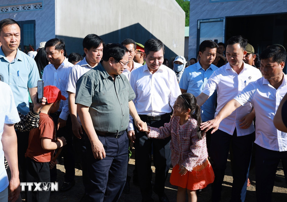 Trong chuyến công tác tại Miền Trung, ngày 1/3/2026, Thủ tướng Phạm Minh Chính đã đến thăm, chúc Tết nhân dân Khu Tái định cư xã Tuy An Tây, phía Đông tỉnh Đắk Lắk. Khu Tái định cư được triển khai cấp thiết trong “Chiến dịch Quang Trung” thần tốc xây dựng lại, sửa chữa nhà ở cho các gia đình có nhà bị thiệt hại do thiên tai, bão lũ vừa qua tại miền Trung. (Ảnh: Dương Giang/TTXVN)