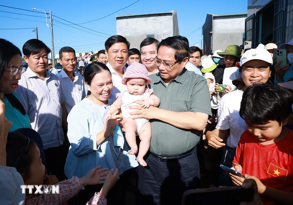 Thủ tướng Phạm Minh Chính thăm, chúc Tết nhân dân Khu Tái định cư xã Tuy An Tây, phía Đông tỉnh Đắk Lắk. (Ảnh: Dương Giang/TTXVN)