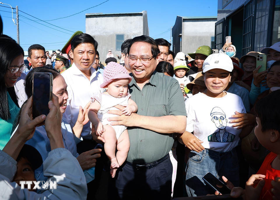 Thủ tướng Phạm Minh Chính thăm, chúc Tết nhân dân Khu Tái định cư xã Tuy An Tây, phía Đông tỉnh Đắk Lắk. (Ảnh: Dương Giang/TTXVN)