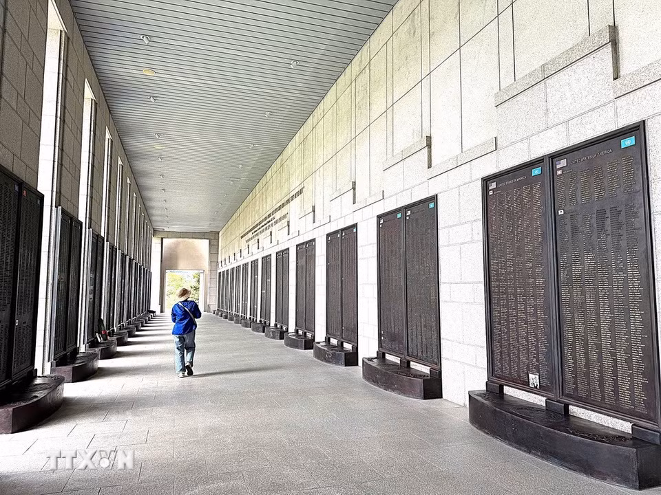 Khu tưởng niệm Liên hợp quốc tại Bảo tàng Lịch sử Chiến tranh Hàn Quốc lưu giữ tên của các quân nhân thuộc lực lượng Liên hợp quốc tham gia Chiến tranh Triều Tiên, góp phần nhắc nhớ những hy sinh trong cuộc xung đột và truyền tải thông điệp về hòa bình, hợp tác quốc tế. (Ảnh: Nhật Hưng/TTXVN)