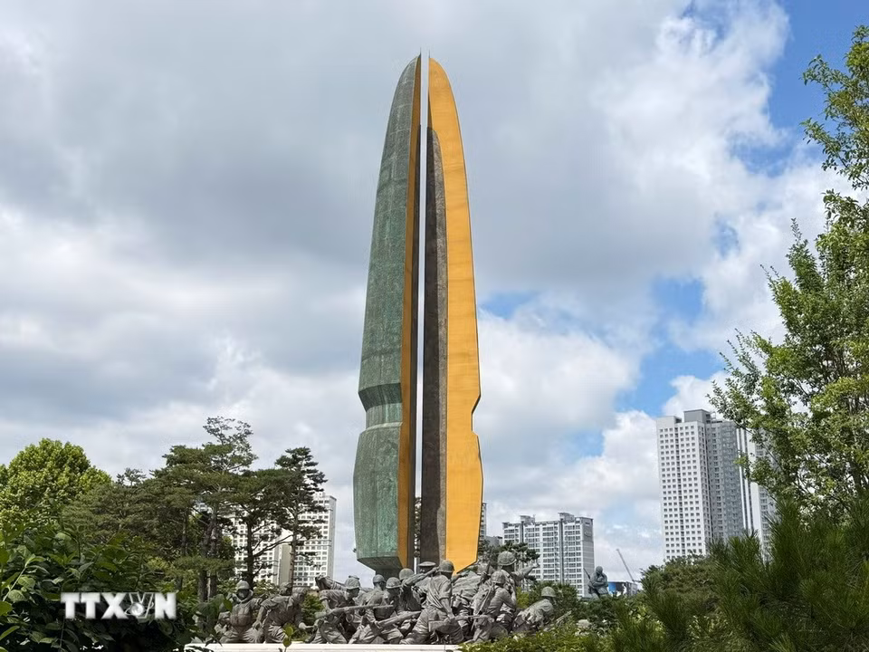 Tháp Tưởng niệm (Memorial Tower) trong khuôn viên Bảo tàng Lịch sử Chiến tranh Hàn Quốc, được thiết kế theo hình viên đạn tách đôi, tượng trưng cho sự kết thúc của chiến tranh, tưởng nhớ những người đã hy sinh và khát vọng hòa bình trên bán đảo Triều Tiên. (Ảnh: Nhật Hưng/TTXVN)