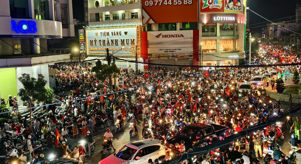 Hàng ngàn người dân di chuyển xung quanh vòng xoay Đèn 4 Ngọn (thành phố Long Xuyên, An Giang) mừng chức vô địch của Đội tuyển Việt Nam. (Ảnh: Thanh Sang/TTXVN)
