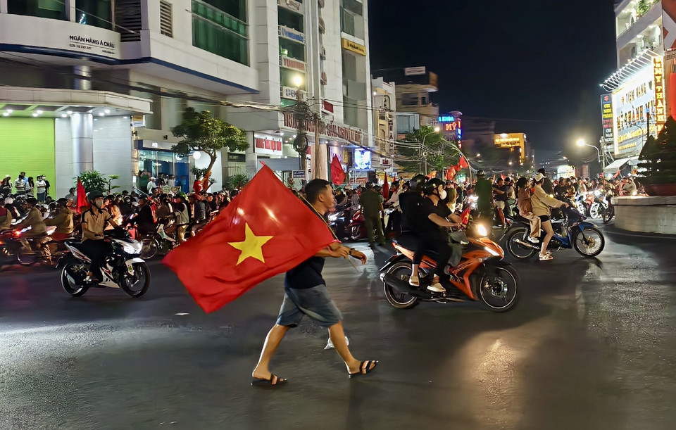 Sau khi Đội tuyển Việt Nam đánh bại Đội tuyển Thái Lan với tỷ số 5-3 sau 2 lượt để lên ngôi vô địch ASEAN Cup 2024, hàng ngàn người hâm mộ An Giang đã tràn xuống đường ăn mừng chức vô địch của đội tuyển Việt Nam. (Ảnh: Thanh Sang/TTXVN)