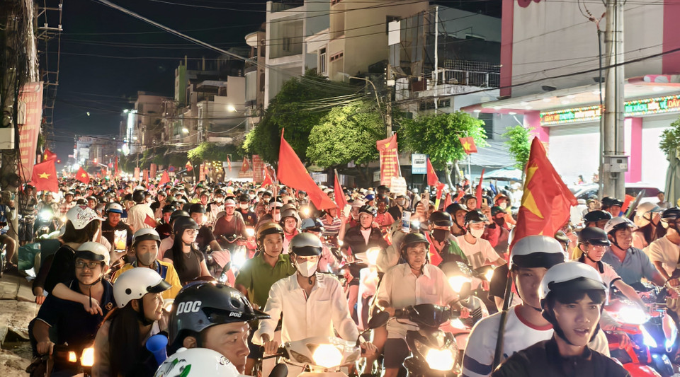 Người dân thành phố Long Xuyên, An Giang xuống đường cùng cờ đỏ sao vàng ăn mừng chức vô địch của Đội tuyển Việt Nam. (Ảnh: Thanh Sang/TTXVN)
