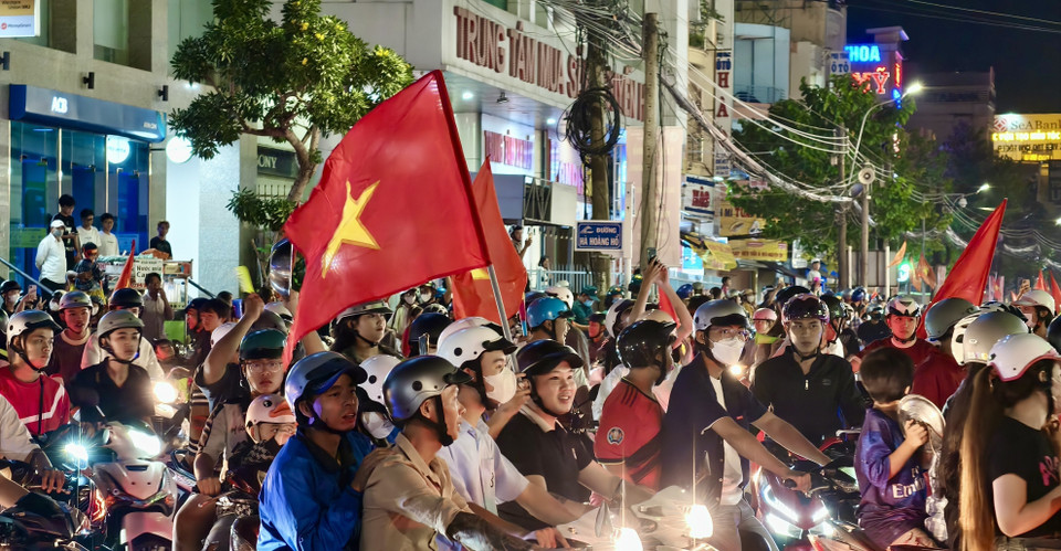 Người hâm mộ An Giang ăn mừng chức vô địch của Đội tuyển Việt Nam. (Ảnh: Thanh Sang/TTXVN)