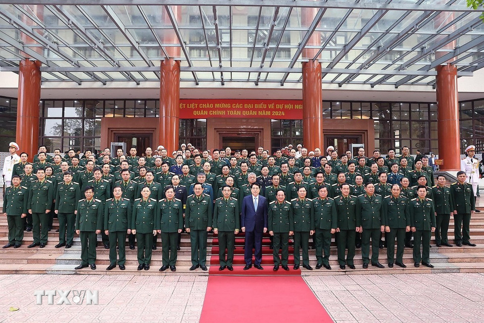 Chủ tịch nước Lương Cường với các đại biểu dự Hội nghị Quân chính toàn quân năm 2024. (Ảnh: Lâm Khánh/TTXVN)