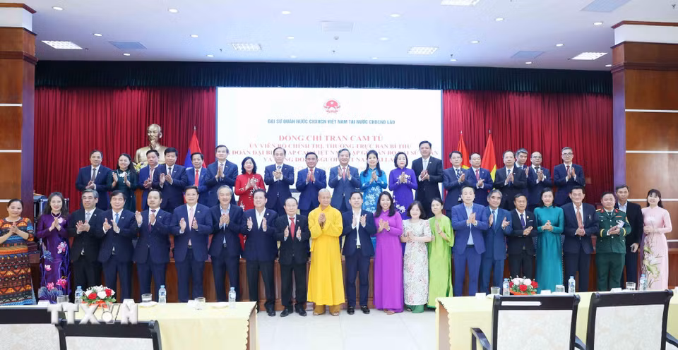 Thường trực Ban Bí thư Trần Cẩm Tú cùng các đại biểu tham dự buổi gặp mặt. (Ảnh: Phương Hoa/TTXVN)