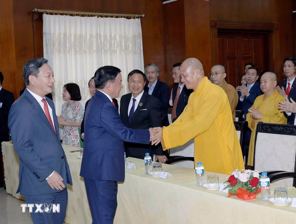Thường trực Ban Bí thư Trần Cẩm Tú gặp gỡ cộng đồng người Việt Nam tại Lào. (Ảnh: Phương Hoa/TTXVN)