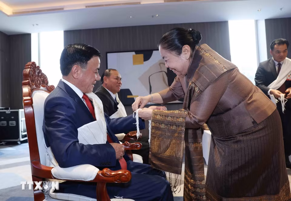 Thường trực Ban Bí thư Trần Cẩm Tú dự Lễ buộc chỉ cổ tay truyền thống của Lào. (Ảnh: Phương Hoa/TTXVN)