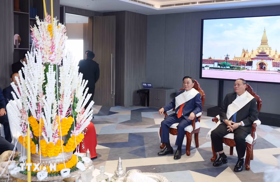 Thường trực Ban Bí thư Trần Cẩm Tú và Thường trực Ban Bí thư Trung ương Đảng Nhân dân Cách mạng Lào Vilay Lakhamphong dự Lễ buộc chỉ cổ tay truyền thống. (Ảnh: Phương Hoa/TTXVN)