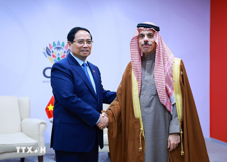 Thủ tướng Phạm Minh Chính tiếp Bộ trưởng Ngoại giao Saudi Arabia Faisal bin Farhan Al Saud. (Ảnh: Dương Giang/TTXVN)