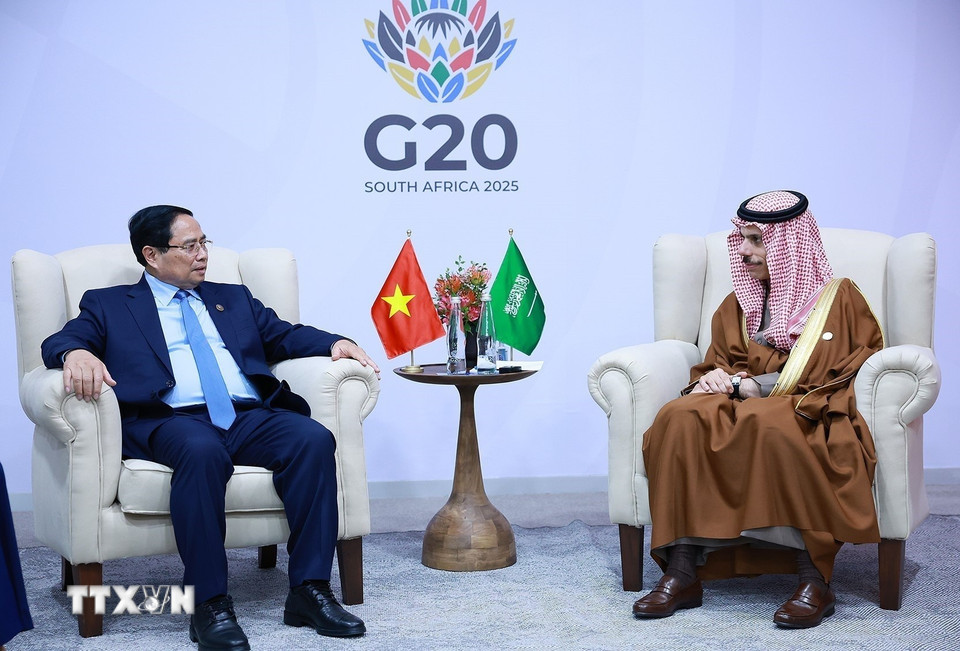 Nhân chuyến tham dự Hội nghị Thượng đỉnh G20 và hoạt động song phương tại Nam Phi, chiều 22/11/2025, giờ địa phương (tối cùng ngày, giờ Hà Nội), Thủ tướng Phạm Minh Chính tiếp Bộ trưởng Ngoại giao Saudi Arabia Faisal bin Farhan Al Saud. (Ảnh: Dương Giang/TTXVN)