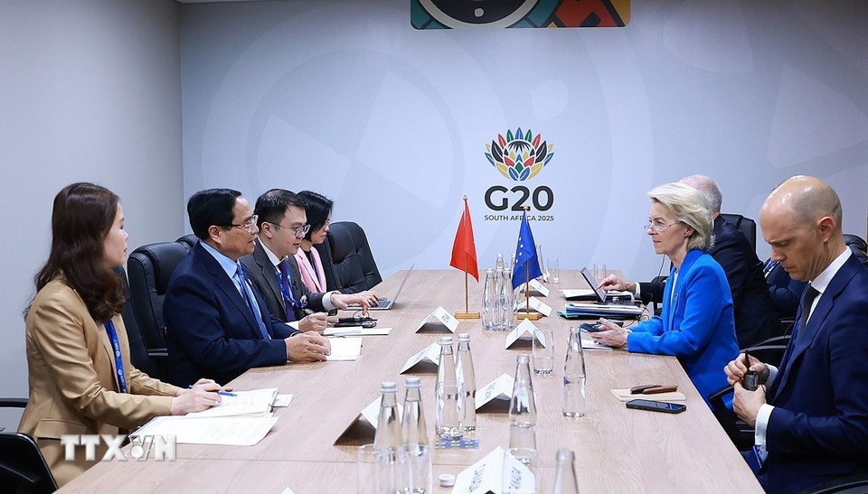 Nhân chuyến tham dự Hội nghị Thượng đỉnh G20 tại Nam Phi, chiều 22/11/2025 (giờ địa phương), Thủ tướng Phạm Minh Chính gặp Chủ tịch Ủy ban châu Âu (EU) Ursula von der Leyen. (Ảnh: Dương Giang/TTXVN)