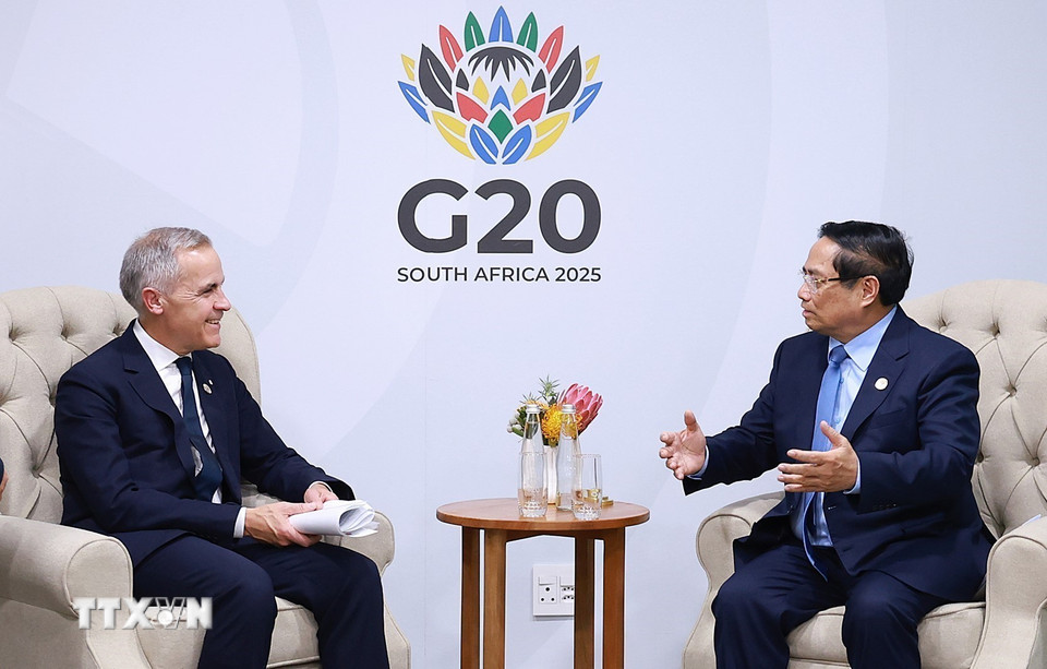 Nhân chuyến tham dự Hội nghị Thượng đỉnh G20 tại Nam Phi, chiều 22/11/2025 (giờ địa phương), Thủ tướng Phạm Minh Chính gặp Thủ tướng Canada Mark Carney. (Ảnh: Dương Giang/TTXVN)