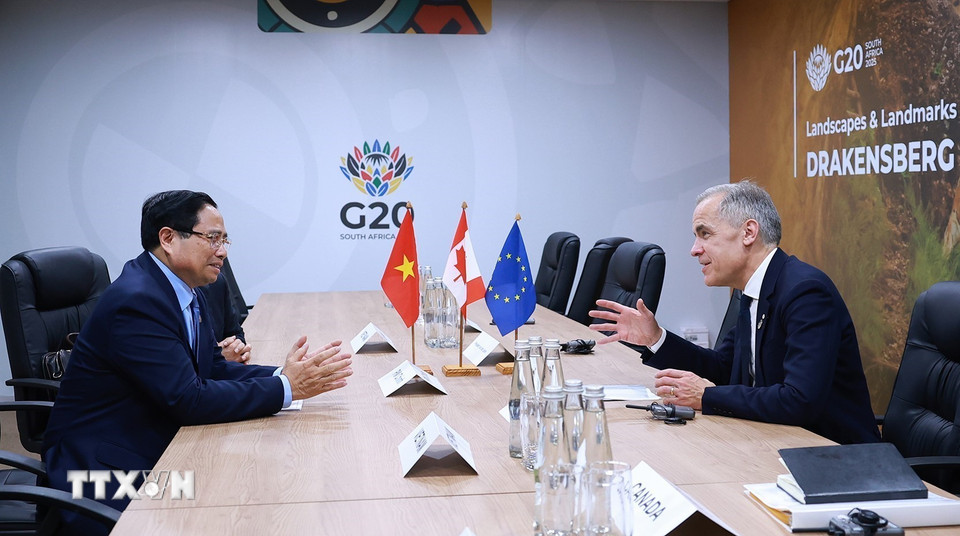 Thủ tướng Phạm Minh Chính gặp Thủ tướng Canada Mark Carney. (Ảnh: Dương Giang/TTXVN)