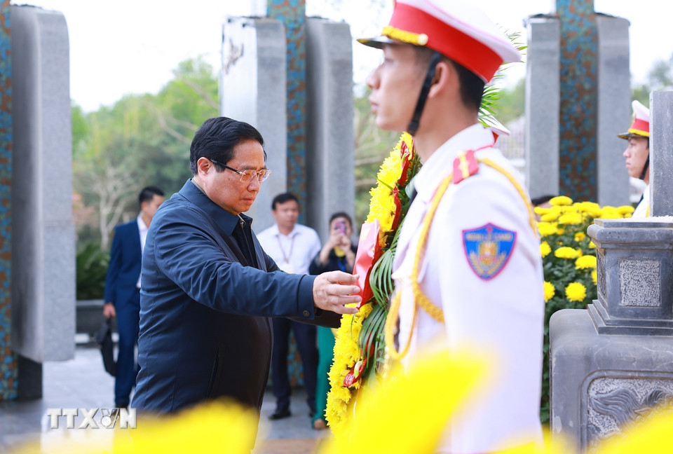 Thủ tướng Phạm Minh Chính dâng hoa tại Nghĩa trang liệt sỹ tỉnh Quảng Nam. (Ảnh: Dương Giang/TTXVN)
