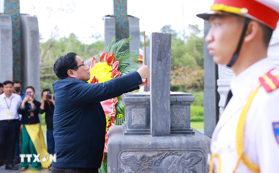 Thủ tướng Phạm Minh Chính dâng hương, dâng hoa tưởng niệm các Anh hùng Liệt sỹ tại Nghĩa trang liệt sỹ Quảng Nam. (Ảnh: Dương Giang/TTXVN)