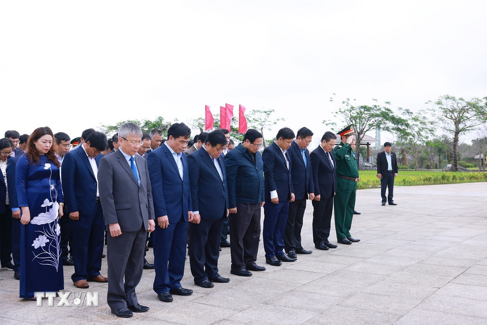 Thủ tướng Phạm Minh Chính và các đại biểu tưởng niệm tại Tượng đài Mẹ Việt Nam anh hùng. (Ảnh: Dương Giang/TTXVN)