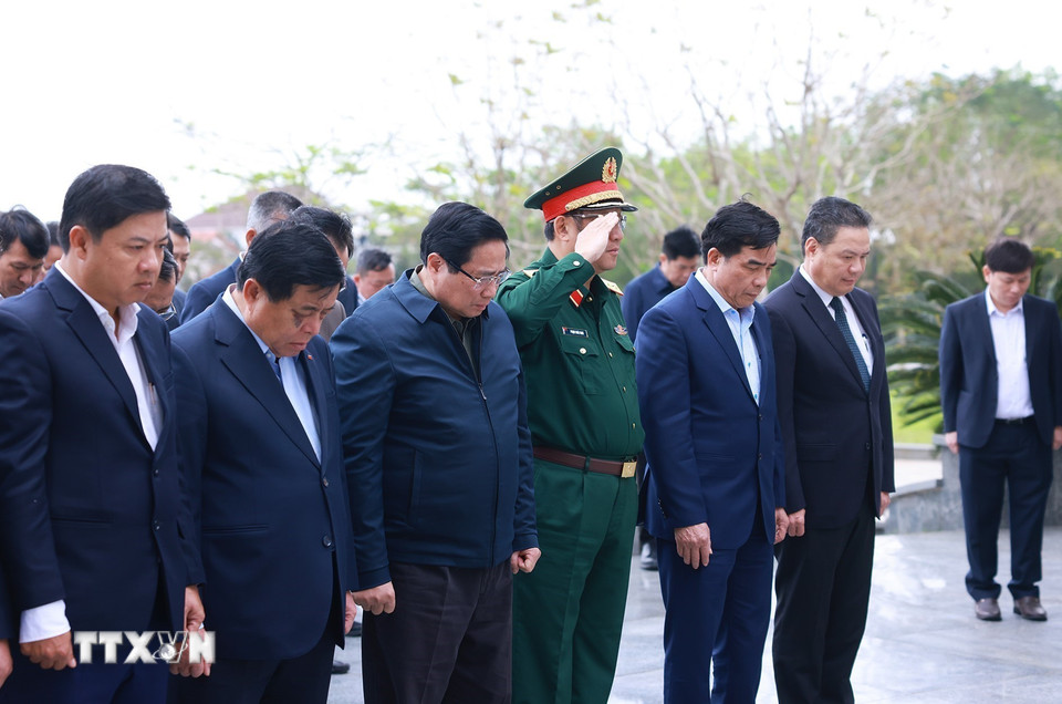 Thủ tướng Phạm Minh Chính và các đại biểu tưởng niệm các Anh hùng Liệt sỹ tại Nghĩa trang liệt sỹ tỉnh Quảng Nam. (Ảnh: Dương Giang/TTXVN)