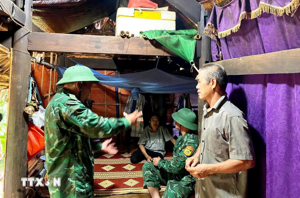 Cán bộ chiến sỹ Bộ đội Biên phòng tỉnh Quảng Trị hỗ trợ di dời người dân tránh trú bão. (Nguồn: TTXVN phát)