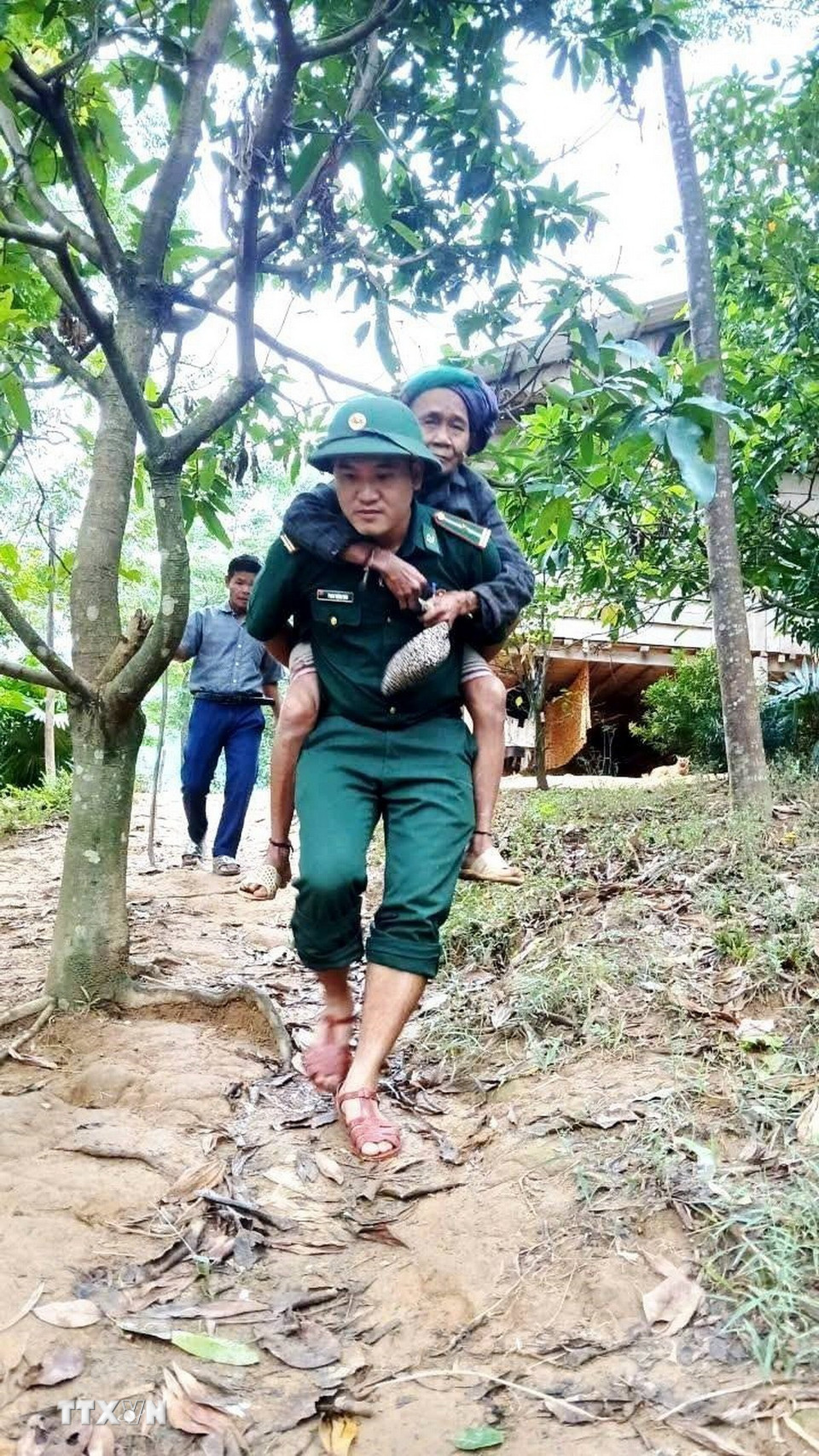 Cán bộ chiến sỹ Bộ đội Biên phòng tỉnh Quảng Trị hỗ trợ di dời người dân tránh trú bão. (Nguồn: TTXVN phát)