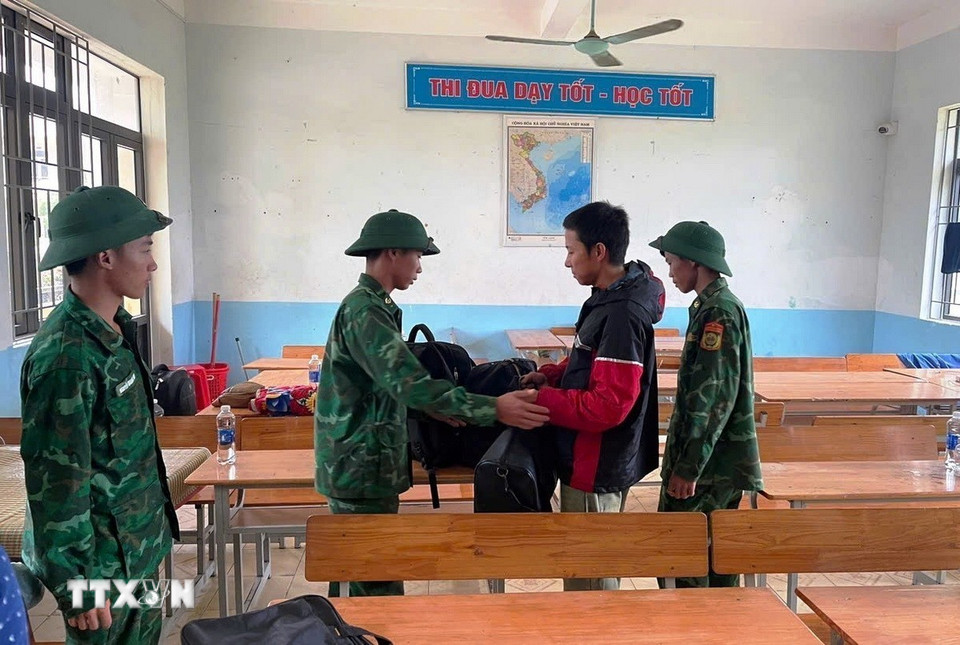 Người dân Quảng Trị tại các khu vực xung yếu, nguy cơ ngập lụt, sạt lở được di dời đến nơi an toàn. (Nguồn: TTXVN phát)