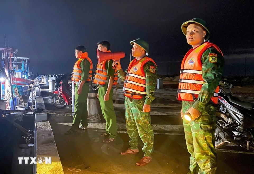 Lực lượng Biên phòng tỉnh Quảng Trị phối hợp với các đơn vị, chính quyền địa phương tuyên truyền, hỗ trợ người dân phòng tránh bão số 5. (Nguồn: TTXVN phát)