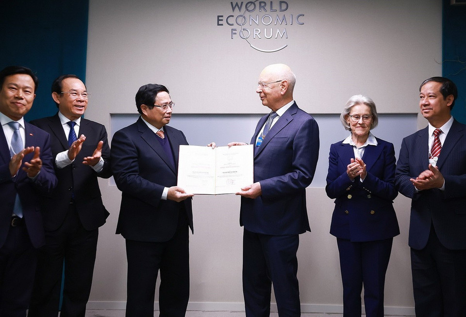 Trong chuyến tham dự Hội nghị thường niên lần thứ 55 Diễn đàn Kinh tế Thế giới (WEF) tại Davos (Thụy Sĩ), sáng 22/1/2025 (giờ địa phương), Thủ tướng Phạm Minh Chính gặp và trao bằng Tiến sỹ danh dự của Đại học Quốc gia Hà Nội cho Giáo sư Klaus Schwab, Nhà sáng lập kiêm Chủ tịch Diễn đàn Kinh tế Thế giới (WEF). (Ảnh: Dương Giang/TTXVN)