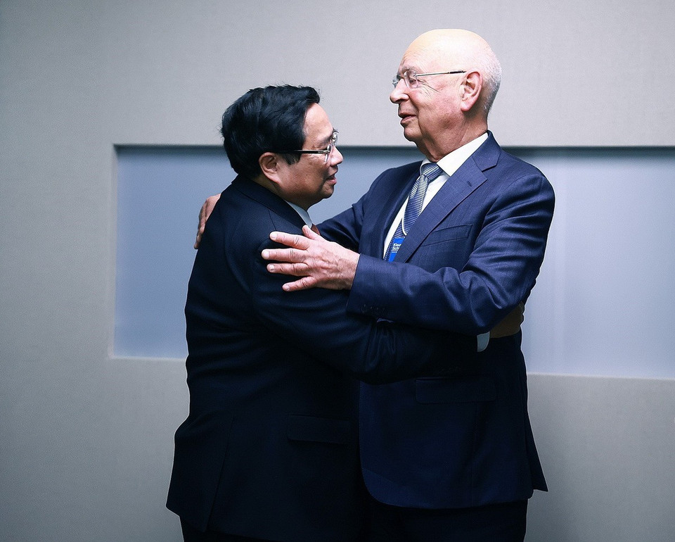 Thủ tướng Phạm Minh Chính gặp Giáo sư Klaus Schwab, Nhà sáng lập kiêm Chủ tịch WEF. (Ảnh: Dương Giang/TTXVN)