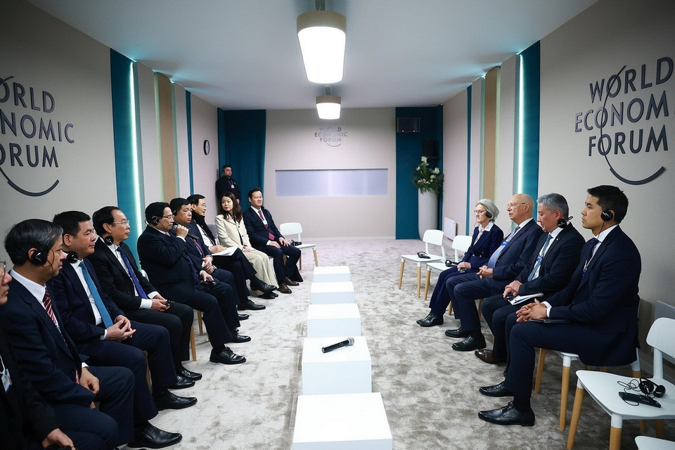 Thủ tướng Phạm Minh Chính gặp Giáo sư Klaus Schwab, Nhà sáng lập kiêm Chủ tịch WEF. (Ảnh: Dương Giang/TTXVN)