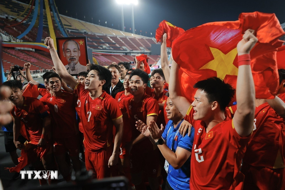 Các cầu thủ U22 Việt Nam hân hoan trong niềm vui chiến thắng. (Ảnh: Minh Quyết/TTXVN)