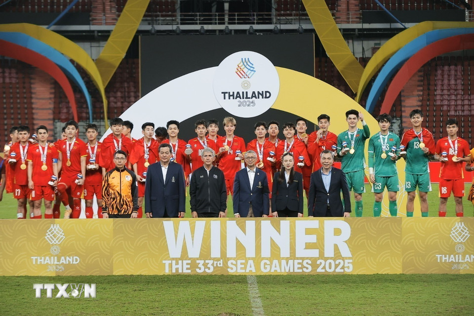 Các cầu thủ U22 Việt Nam nhận HCV SEA Games 33. (Ảnh: Minh Quyết/TTXVN)