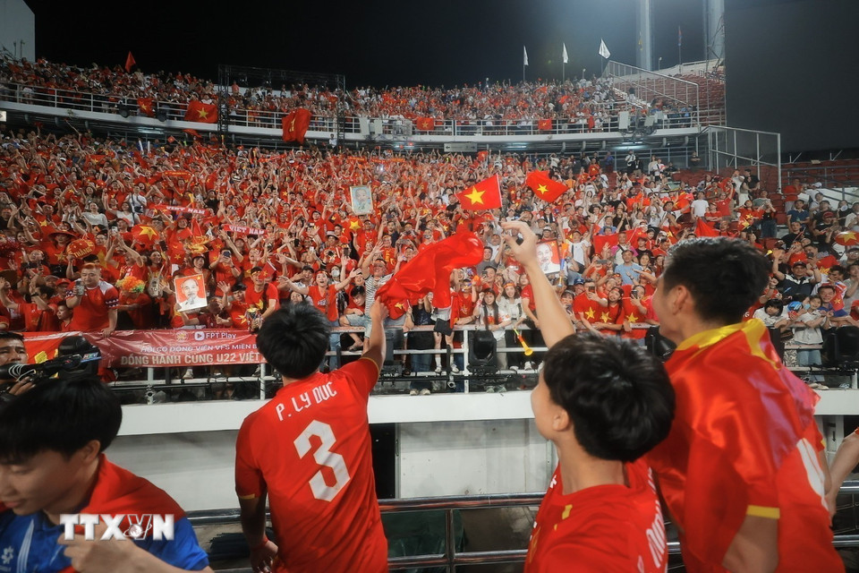 Các cầu thủ U22 Việt Nam hân hoan chia vui với người hâm mộ trên sân Rajamangala. (Ảnh: Minh Quyết/TTXVN)