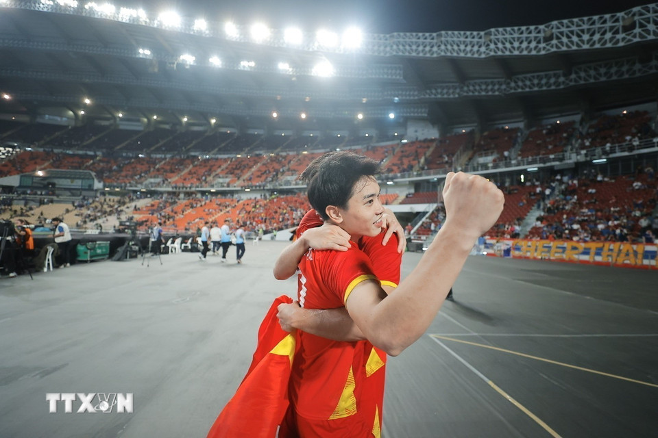 Các cầu thủ U22 Việt Nam hân hoan trong niềm vui chiến thắng. (Ảnh: Minh Quyết/TTXVN)