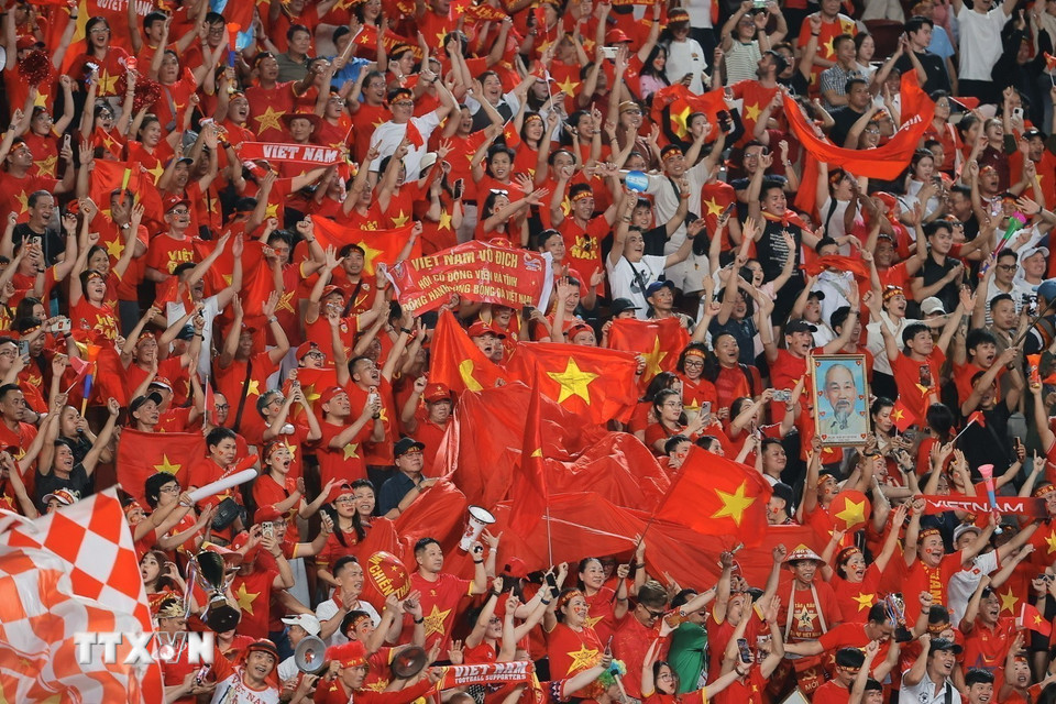 Niềm vui tột độ của người hâm mộ Việt Nam trên sân Rajamangala khi đội nhà giành chiến thắng. (Ảnh: Minh Quyết/TTXVN)