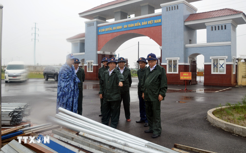 Thiếu tướng Trần Văn Thơ kiểm tra công tác phòng, chống bão số 3 tại Hải đoàn 11. (Ảnh: TTXVN phát)