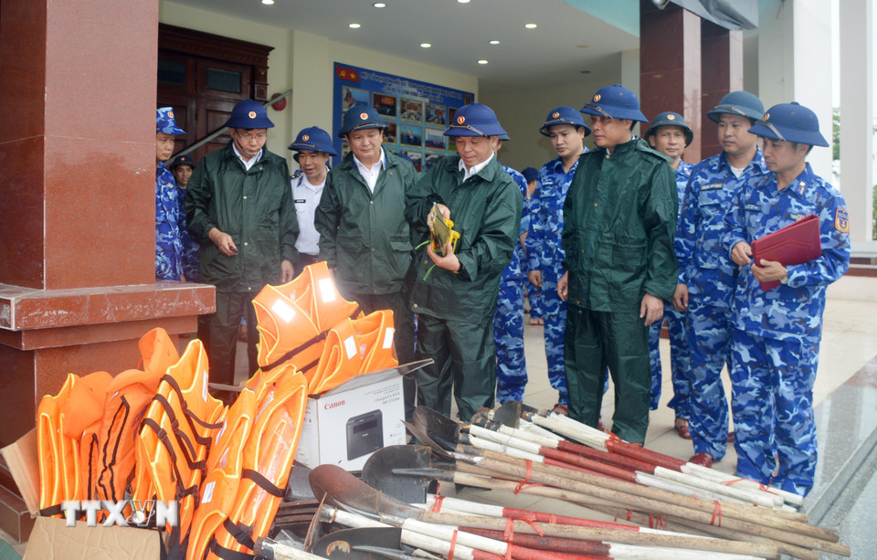 Thiếu tướng Trần Văn Thơ kiểm tra trang bị, vật chất phục vụ công tác phòng, chống bão số 3. (Ảnh: TTXVN phát)