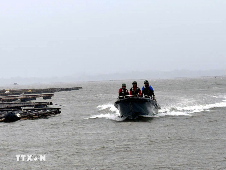 Chiến sĩ Bộ đội Biên phòng đồn Trà Cổ (Bộ đội Biên phòng Quảng Ninh) tuần tra, vận động ngư dân về nơi tránh trú an toàn. (Ảnh: Thanh Vân/TTXVN)